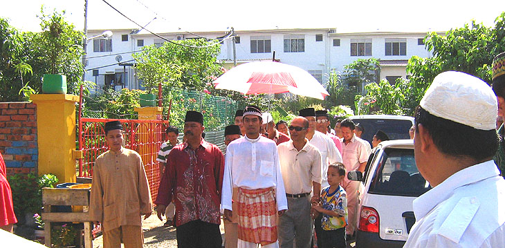 The groom and delegation arriving at the bride's house at the appointed time