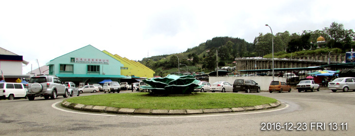 The Giant Cabbage roundabout at Kundasang Town center. 