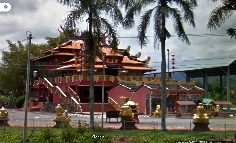 京那律的鎮南寺舊廟(前)和聖王觀新廟(後)
