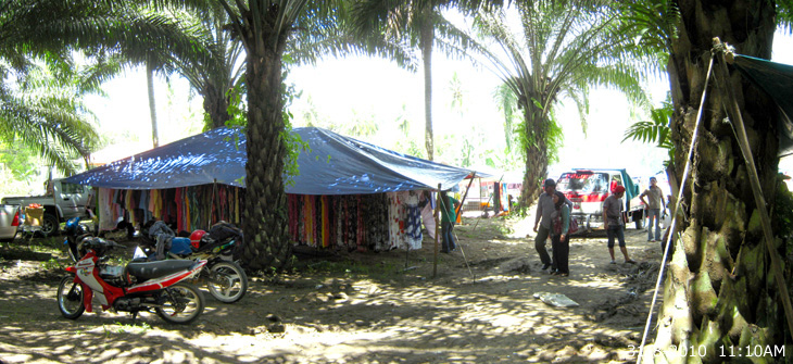 Market under palm oil trees in the small Kalabakan plantation town