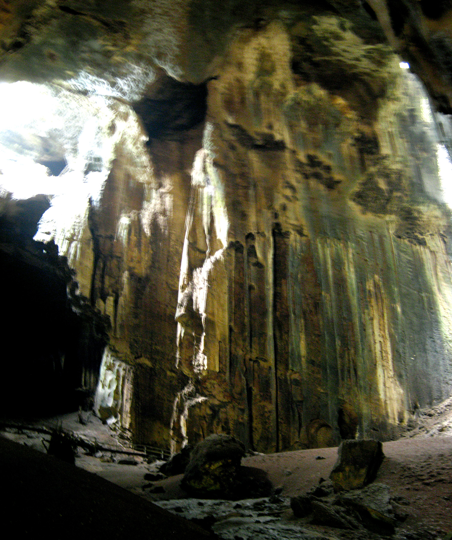 哥曼東岩洞 Gomantong Caves