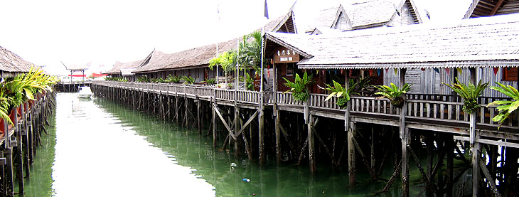 DRAGON INN (FLOATING HOTEL)