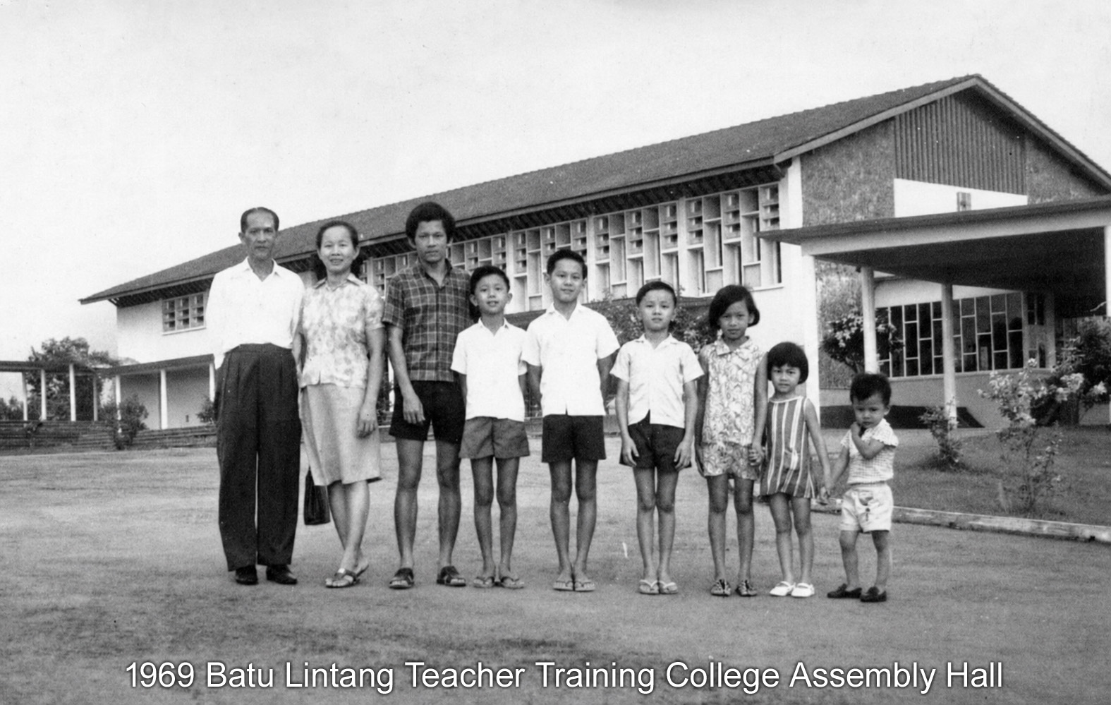 1969 FAMILY PHOTOGRAPH AT BATU LINTANG