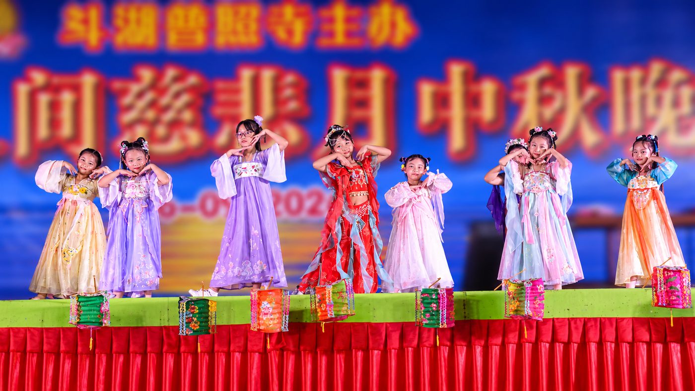 Little lantern-bearers on stage, 26 September 2026