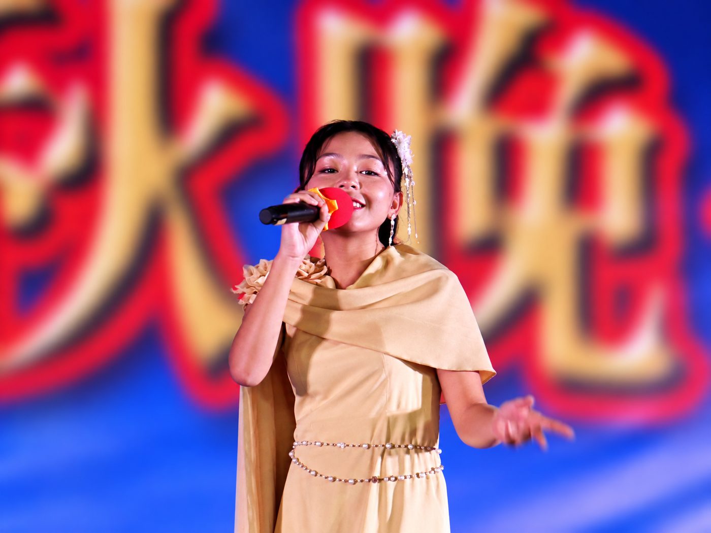 Singers take turns to entertain the crowd